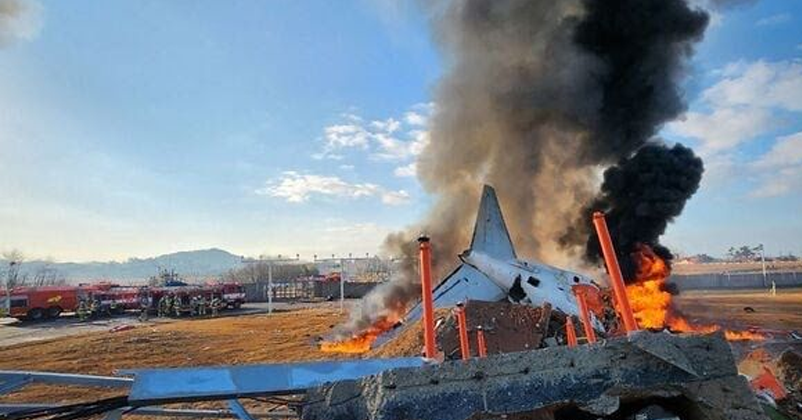 A tragic plane crash at South Korea’s Muan International Airport has claimed 176 lives, leaving only two survivors on December 29. The plane, Jeju Air Flight 2216, was flying from Bangkok to Muan when the accident occurred. The plane, a Boeing 737-800, skidded off the runway during landing and hit a concrete barrier. It then caught fire, turning into a massive blaze. Investigators believe a problem with the front landing gear or a bird strike may have caused the crash. There were 181 people on the plane—1 A tragic plane crash at South Korea’s Muan International Airport has claimed 176 lives, leaving only two survivors on December 29. The plane, Jeju Air Flight 2216, was flying from Bangkok to Muan when the accident occurred. The plane, a Boeing 737-800, skidded off the runway during landing and hit a concrete barrier. It then caught fire, turning into a massive blaze. Investigators believe a problem with the front landing gear or a bird strike may have caused the crash. There were 181 people on the plane—1
