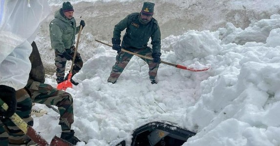 7 Dead, Several Injured as Avalanche Hits Vehicles Near Zoji La Pass