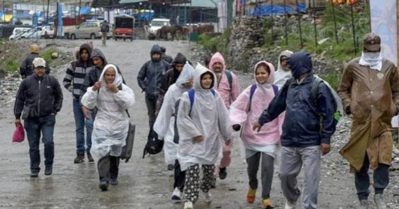 भारी बारिश और खराब मौसम के चलते श्री अमरनाथ यात्रा स्थगित, 6 दिनों के भीतर 65 हजार श्रद्धालुओं ने किए बाबा बर्फानी के दर्शन